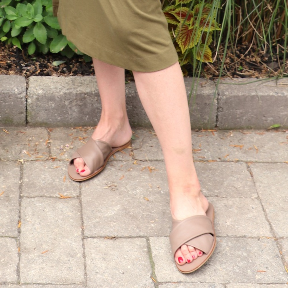 EVERLANE The Day Crossover Sandal - Picture 15 of 16